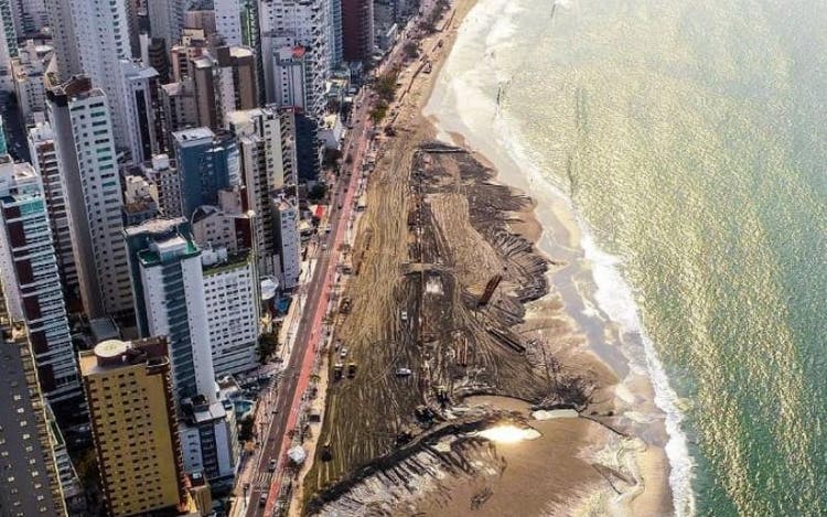 Polêmica obra de alargamento da faixa de areia da praia de Balneário Camboriú, iniciada em agosto de 2021